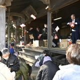 仕事に配慮、茂木・飯の八幡宮で一足早い節分祭 厄男らが笑顔で豆まき、無病息災を祈願