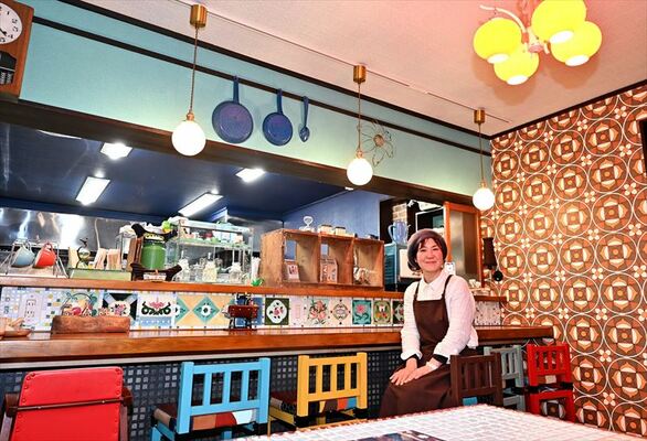 カラフルな店内と関本さん