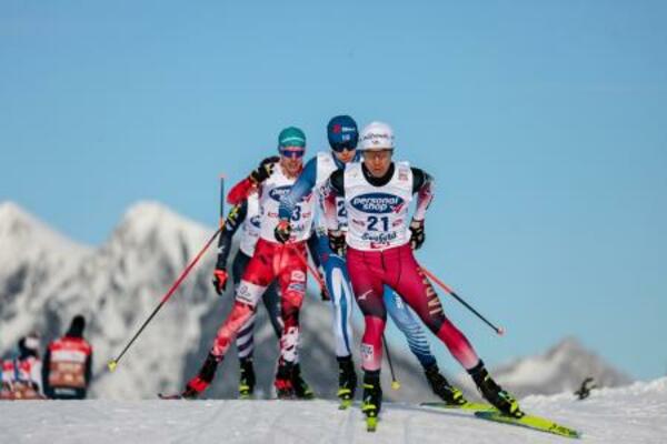 　Ｗ杯複合男子個人第１３戦の後半距離で力走する渡部暁斗（手前）。２２位となった＝ゼーフェルト（共同）