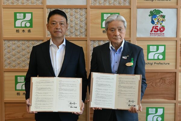 協定書を手にする福田知事（右）と藤井社長＝９日午後、県庁