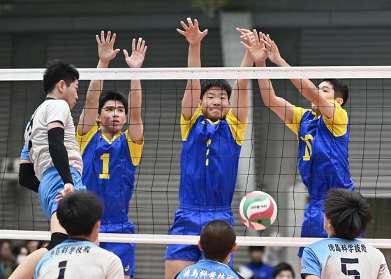 第１セット、足大付の川元（中央）らがブロックを決める＝東京体育館