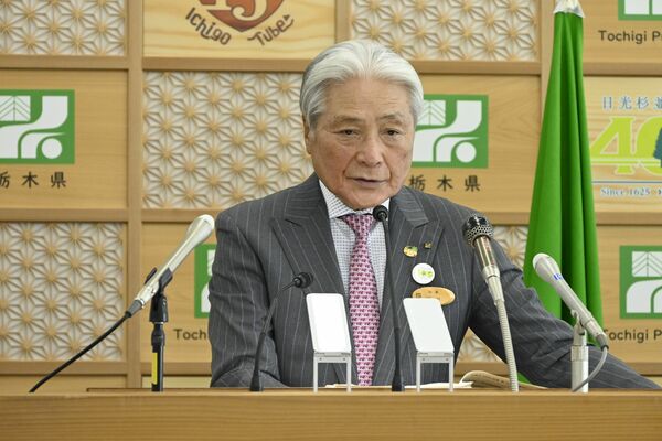 定例記者会見に臨む福田知事＝27日午後、県庁