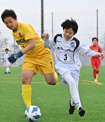 ＦＣ　Ａｖａｎｃｅ　ＢＬＡＮＣＯ（北那須）－日光ＳＣセレソン（上都賀）準々決勝　後半５分、Ａｖａｎｃｅの岩瀬（右）がゴール前で競り合う＝真岡市総合運動公園運動広場Ｂ