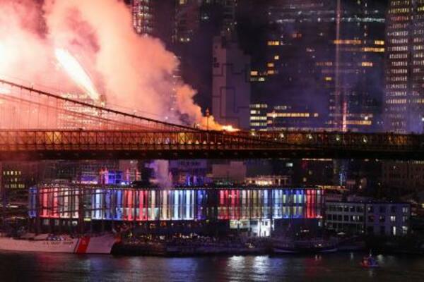　４日、米建国２５０年を祝う花火大会が行われていたニューヨークのブルックリン橋から立ち上る煙（ロイター＝共同）