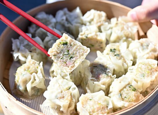 市内産ニラを使った笑福シウマイギョウザ