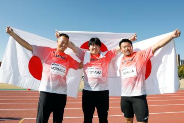 　「東京デフリンピック」の男子ハンマー投げで日本勢が表彰台を独占。日の丸を掲げる金メダルの遠山莉生（中央）、銀メダルの森本真敏（左）、銅メダルの石田考正＝２０日、大井ふ頭中央海浜公園陸上競技場