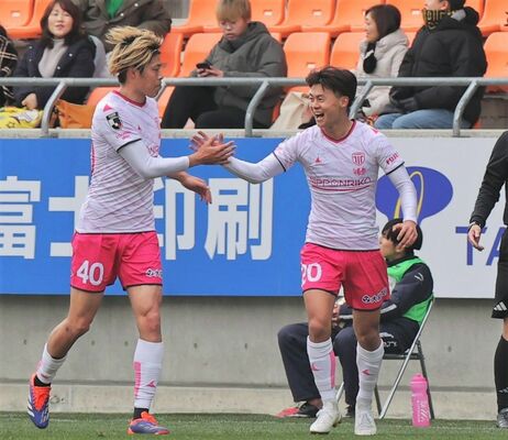 前半29分、チーム２点目を奪って喜ぶ栃木シティのＭＦ土佐（右）と先制点を挙げたＦＷ鈴木国＝長野Ｕスタジアム