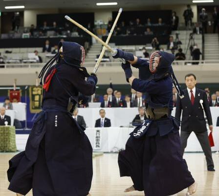 　決勝で国友錬太朗（左）を攻める星子啓太＝日本武道館