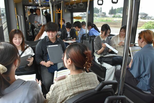 ＬＲＴの車内で投票率向上に向けた意見を交わす宇都宮大の学生たち