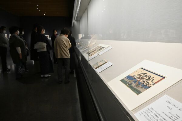 松竹梅にちなんだ作品などが並ぶ企画展会場