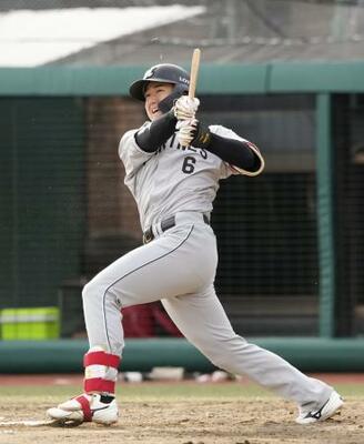 9回ロッテ1死二塁、西川が左翼線にバットを折られながら決勝打を放つ=楽天モバイルパーク