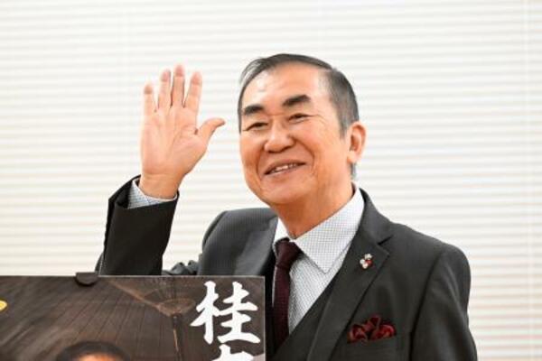 記者会見でポーズをとる桂文枝=12日、東京都新宿区