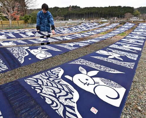 来年の干支「卯」を描いた藍染め生地＝５日午前１０時１５分、大田原市黒羽向町