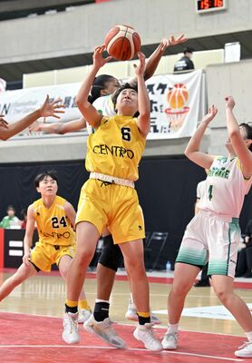 第３クオーター５分、矢板中央の阿部（中央）がオフェンスリバウンドを奪う＝東京体育館、広瀬華撮影