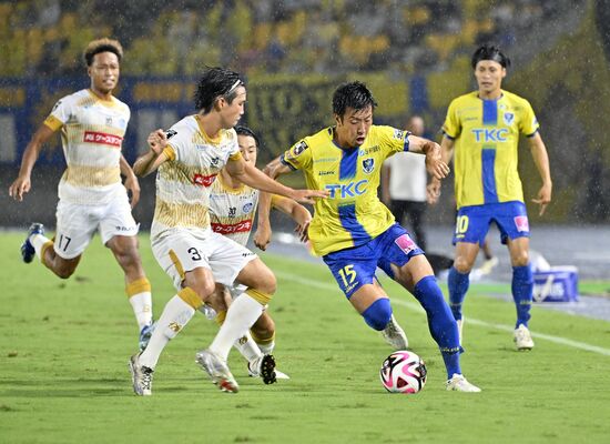 前半18分、ドリブルで攻め込む栃木ＳＣのＦＷ奥田（右から２人目）＝カンセキスタジアムとちぎ