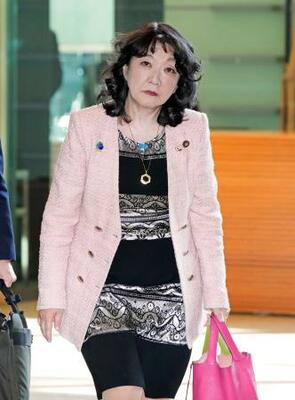 　首相官邸に入る片山財務相＝２４日午前