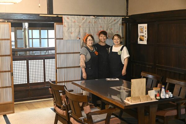 趣のある店内で笑顔を見せる磯山順子さん（中央）とスタッフら