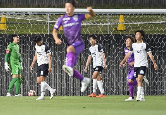 前半５分、先制点を奪われ、うなだれる栃木ＳＣの選手ら＝藤枝総合運動公園サッカー場