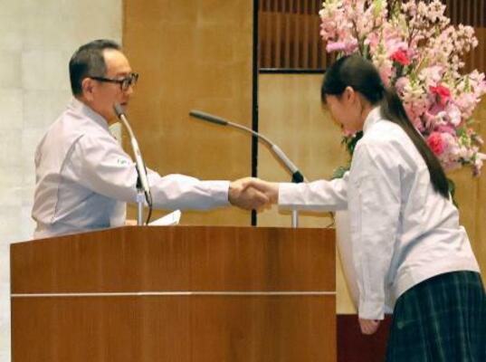 　トヨタ工業学園の卒業式で、卒業生の山口なみさん（右）を激励するトヨタ自動車の豊田章男会長＝２７日午前、愛知県豊田市
