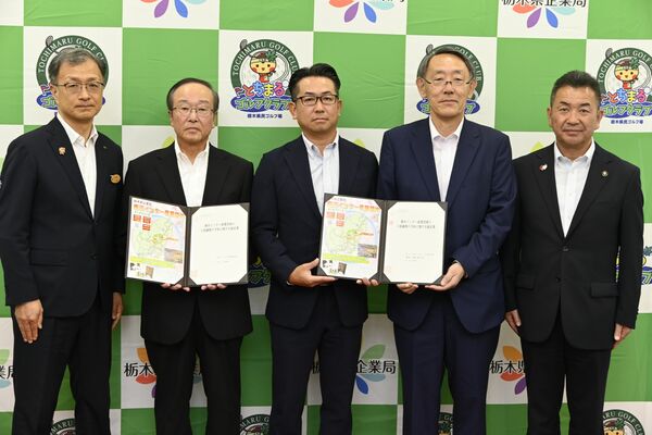 締結式に出席した糸井社長（右から２人目）と中里社長（同３人目）、斎藤社長（同４人目）＝８日午後、県庁