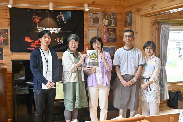 ケアラーズカフェ「ほれすと」の中心メンバー（左２人目から）野原さん、神山さん、福田さん