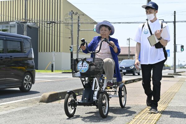 電動アシスト４輪自転車で移動する東高橋の住民