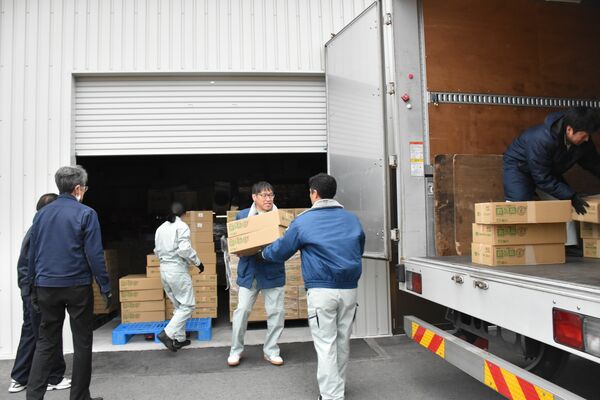 支援物資の積み込み作業を行う那須塩原市職員ら＝２日午後、那須塩原市東小屋