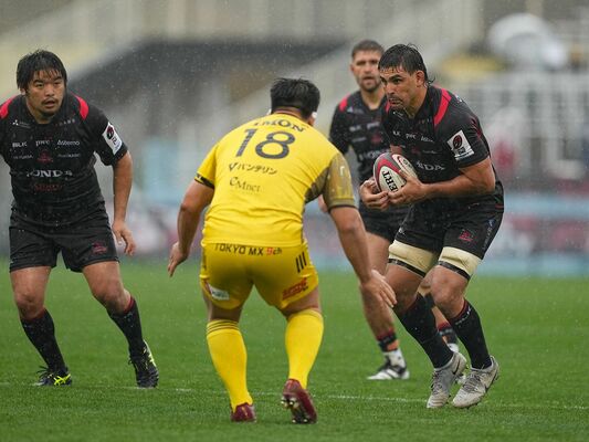 前半５分に先制トライを挙げるなど活躍したホンダヒートのナンバー８マテーラ（右）＝ホンダヒート・グリーンスタジアム