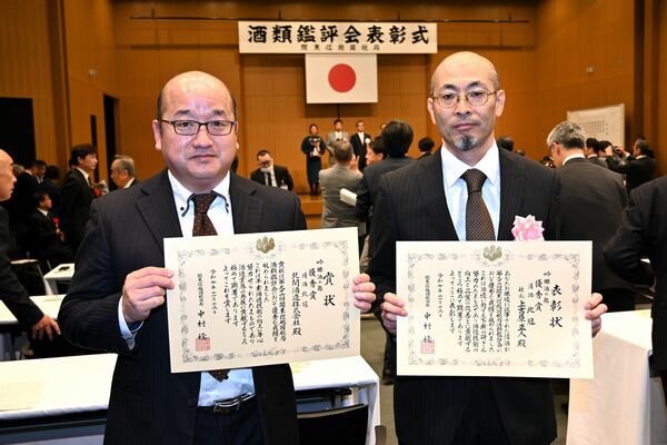 吟醸酒の部の優秀賞賞状を持つ北関酒造の須田恭敏総務部長（左）と表彰状を手にする上吉原正人杜氏＝１３日午後、さいたま市