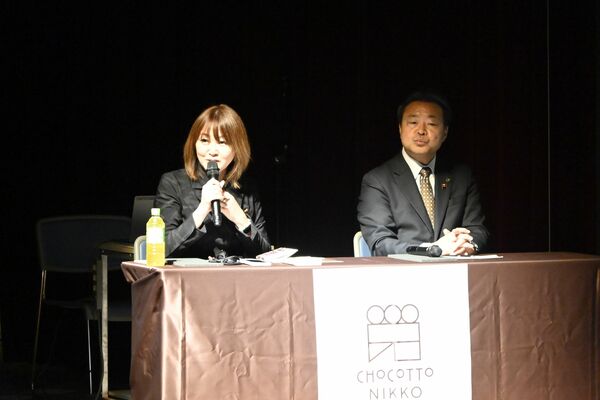 チョコの魅力などについて語る市川さん（左）と粉川昭一市長