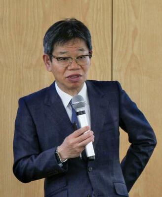　記者会見するロームの東克己社長＝１２日午後、京都市