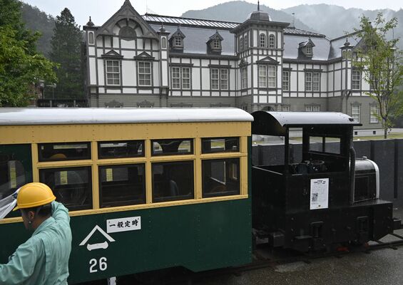 足尾銅山記念館前に設置されたガソリンカー