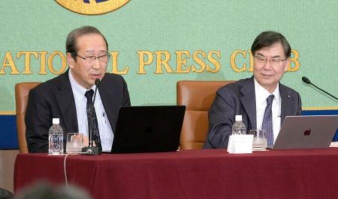 記者会見する北川進京都大特別教授(左)と坂口志文大阪大特任教授=3日午後、東京・内幸町の日本記者クラブ