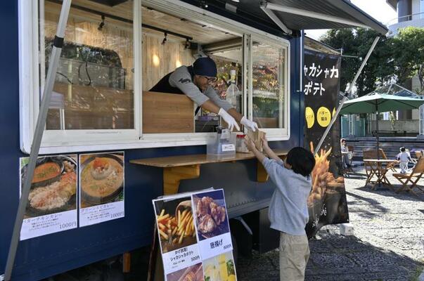 広場内に出店したキッチンカー