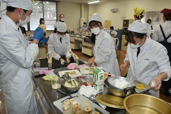 料理に取り組む那須拓陽高の４人