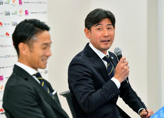 就任会見で意気込みなどを語る田中新監督（右）＝ライトキューブ宇都宮