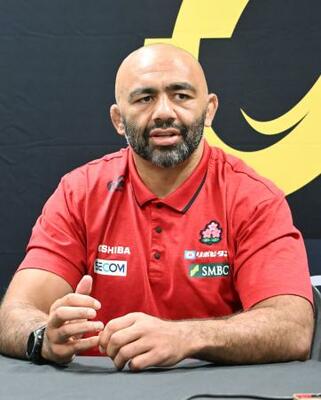 　ラグビーのネーションズ選手権第２戦のアイルランド戦に向け、意気込みを語る日本代表のリーチ＝１０日、オーストラリア・ニューカッスル（共同）