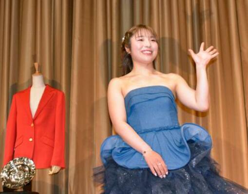 　初の年間女王に輝き、祝勝会で笑顔を見せる佐久間朱莉＝１３日、東京都内