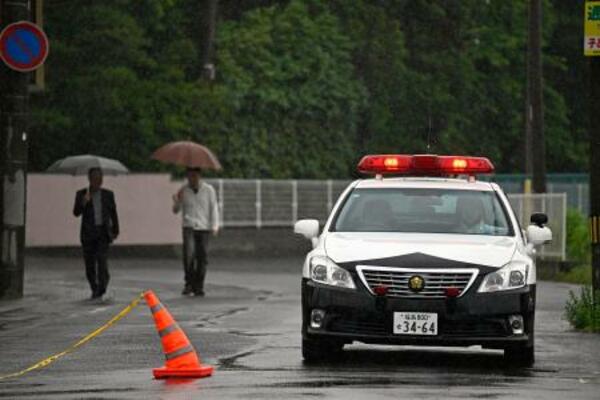 　クマが侵入した「ＯＫＩシンフォテック」周辺の交通を規制する警察車両＝３日午後１時５８分、福島市