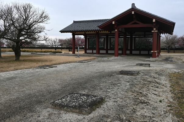 寺の跡地に復元された回廊北西部の角部分と礎石の一部