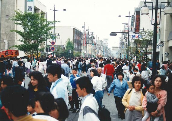 1989年の足利まつりでにぎわう通２丁目付近（足利市提供）