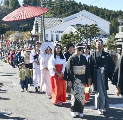 喜連川を練り歩く行列