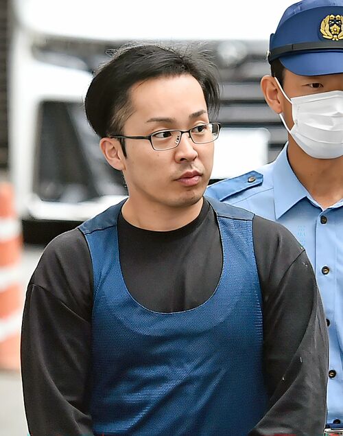 送検のため車両に乗り込む窪谷容疑者＝18日午前８時10分、下野署