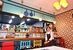 カラフルな店内と関本さん