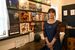 壁一面に飾られたレコードと、店主の鈴木さん