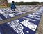 来年の干支「卯」を描いた藍染め生地＝５日午前１０時１５分、大田原市黒羽向町
