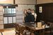 趣のある店内で笑顔を見せる磯山順子さん（中央）とスタッフら