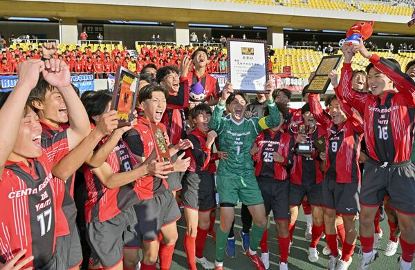 ３年連続15度目の優勝を果たし、歓喜する矢板中央イレブン＝15日午後３時10分、カンセキスタジアムとちぎ、磯真奈美撮影