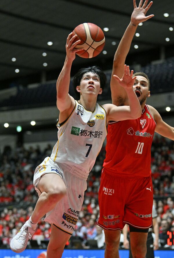 第２クオーター６分、ブレックスの小川がシュートを決める＝代々木第一体育館、磯真奈美撮影