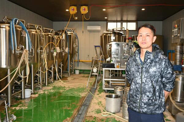 「クラフトビールにはそれぞれ個性がある」と語る８０８ブルワリーの小野崎さん＝小山市